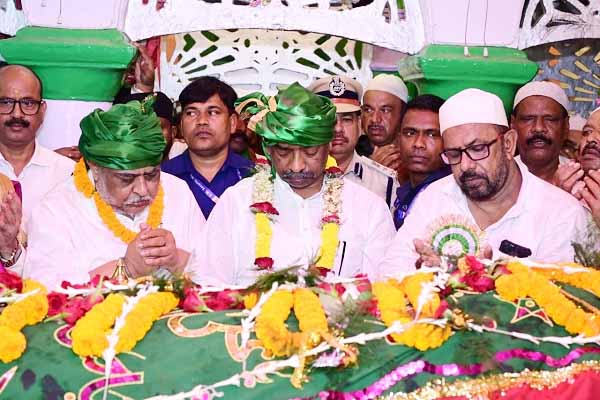 डोरंडा मजार में मुख्यमंत्री ने की चादरपोशी