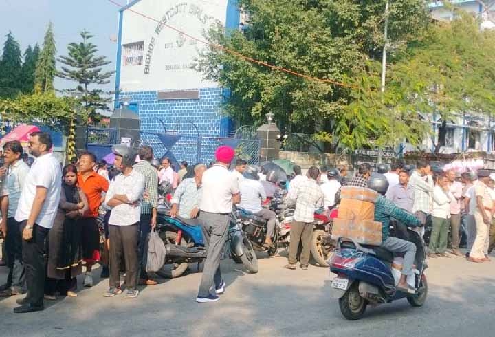 VVIP काफिले की वजह से रोके गए मासूम: धूप में खड़े रहे अभिभावक, देर से मिली छुट्टी