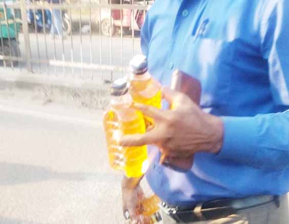 रांची रेलवे स्टेशन के पास खुलेआम देसी शराब की बिक्री, चुटिया थाना पुलिस पर लापरवाही के आरोप