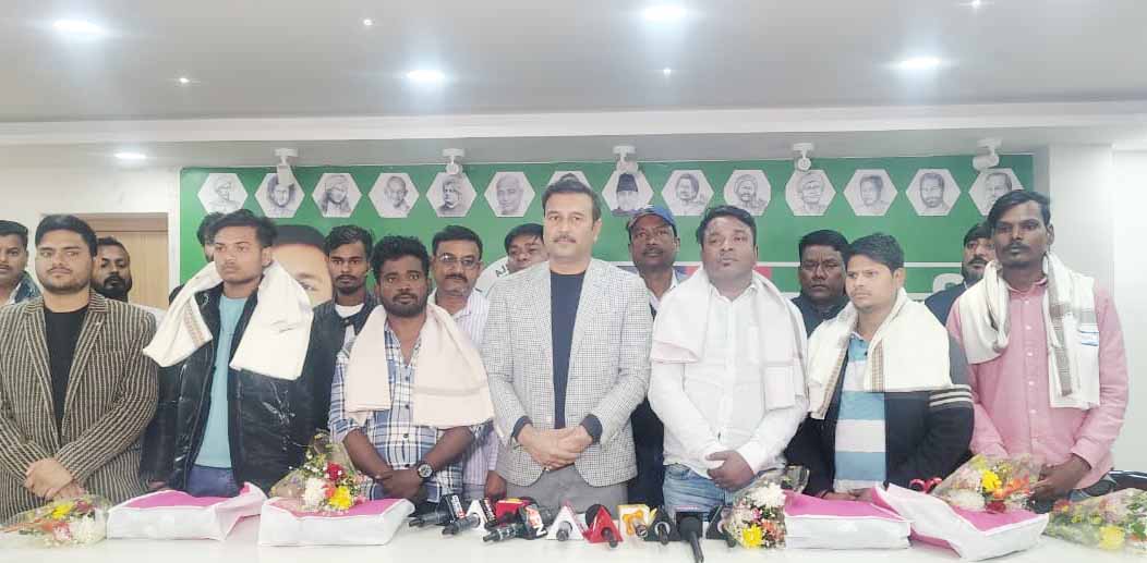 रांची: लापता भाई-बहन को खोजने वाले युवाओं को सुदेश महतो ने किया सम्मानित