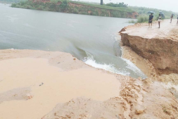 पुनासी डैम का टूटा स्पिलवे, कई गांव जलमग्न
