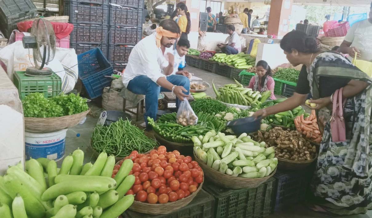सब्जी महंगी, आमदनी कम, बिगड़ा घर का बजट