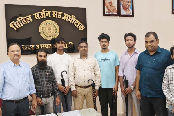 'लहू बोलेगा' संगठन का अनोखी पहल, रक्तदाताओं को मिला छाता सम्मान