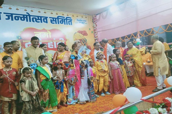 श्री कृष्ण जन्माष्टमी :  अल्बर्ट एक्का चौक पर समुद्र मंथन की झांकी प्रस्तुत की गयी