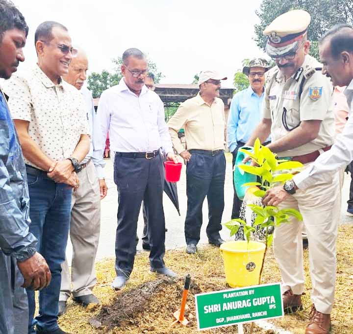जैप-10 में सेवानिवृत्त IPS अधिकारियों ने किया वृक्षारोपण, डीजीपी भी हुए शामिल