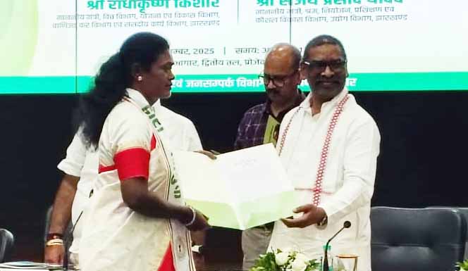 CM ने सहायक आचार्यों को सौंपे नियुक्ति पत्र, 26,000 पदों के लिए नियुक्ति प्रक्रिया प्रारंभ