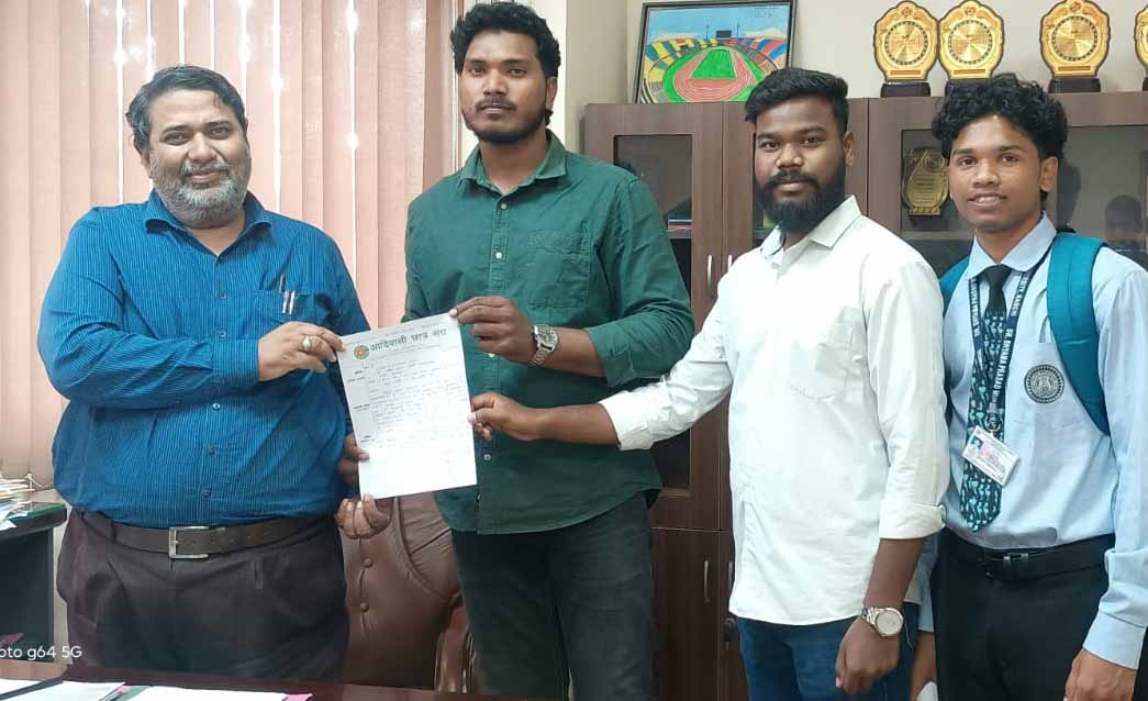 सेमेस्टर शुल्क नीति के विरोध में आदिवासी छात्र संघ ने सौंपा ज्ञापन