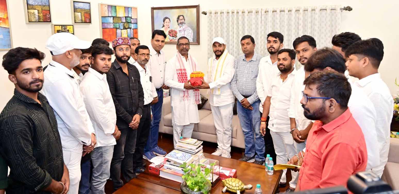 CM से मिला राष्ट्रीय युवा शक्ति का प्रतिनिधिमंडल, दिशोम गुरु के पैतृक आवास की मिट्टी भेंट की