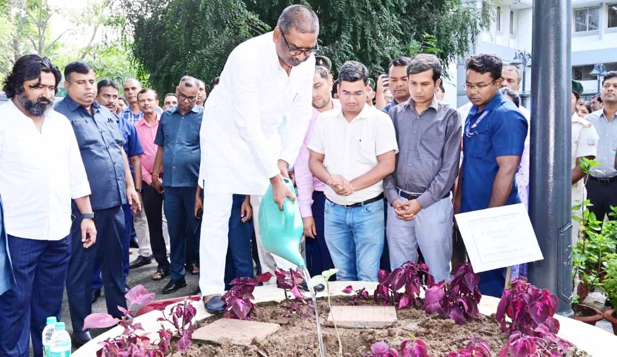 शिबू सोरेन की स्मृति में CM ने प्रोजेक्ट भवन में किया वृक्षारोपण