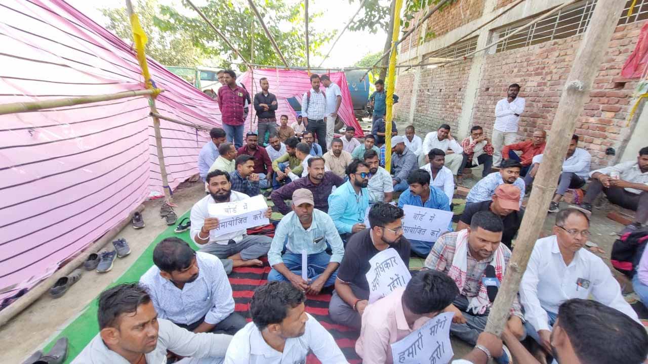 झारखंड बिजली कर्मियों का प्रदर्शन, नियमित नौकरी की मांग