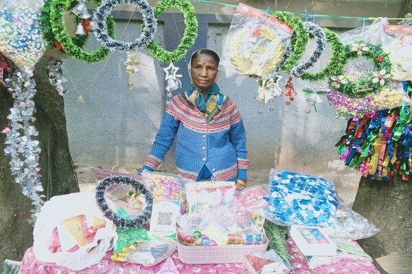 रांची में क्रिसमस आइटम्स से सजा बाजार, लोग कर रहे खरीदारी