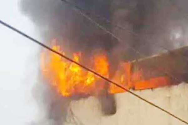 पटना: प्लास्टिक फैक्ट्री में लगी भीषण आग, लाखों का नुकसान