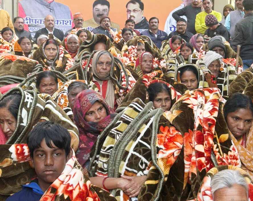 रांची: काली पूजा स्वागत समिति ने जरूरतमंदों की बीच कंबल का किया वितरण