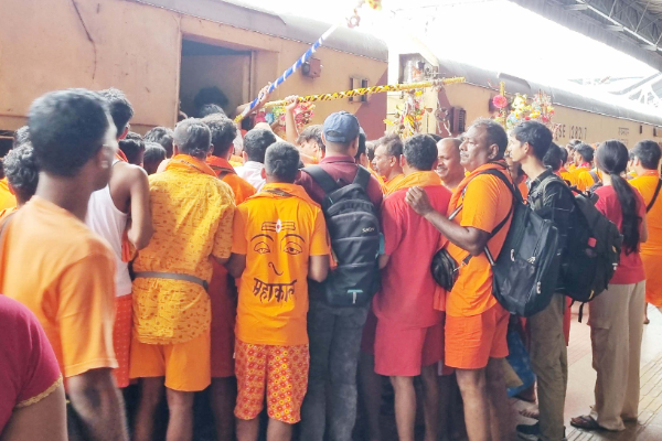 श्रावण मास में कांवड़ियों की भीड़ से रांची रेलवे स्टेशन हुआ गुलजार, बोल-बम के नारों से गूंजा माहौल