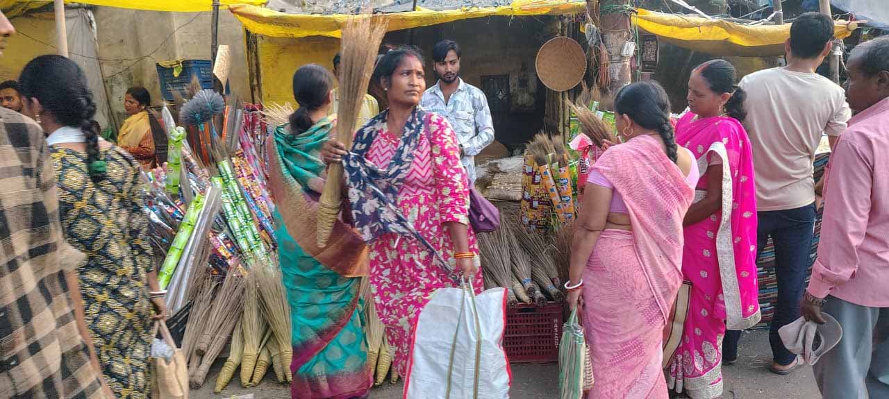 धनतेरस पर बाजारों में उमड़ी भीड़, लोगों ने की बर्तन व मूर्तियों की खरीदारी