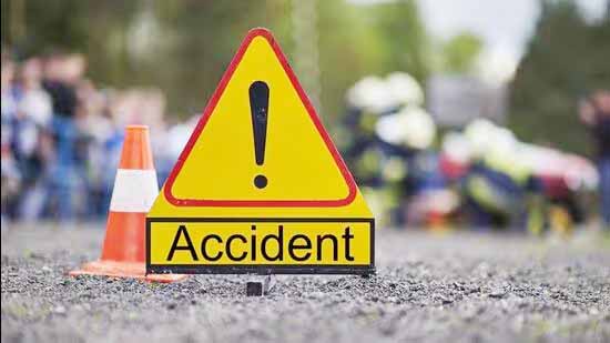 मुजफ्फरपुर : पुल की रेलिंग तोड़कर नदी में गिरा कंटेनर, बाल-बाल बचे राहगीर