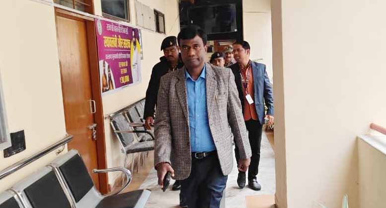 डीसी ने सामान्य शाखा कार्यालय का किया औचक निरीक्षण, लिपिक को शो-कॉज जारी