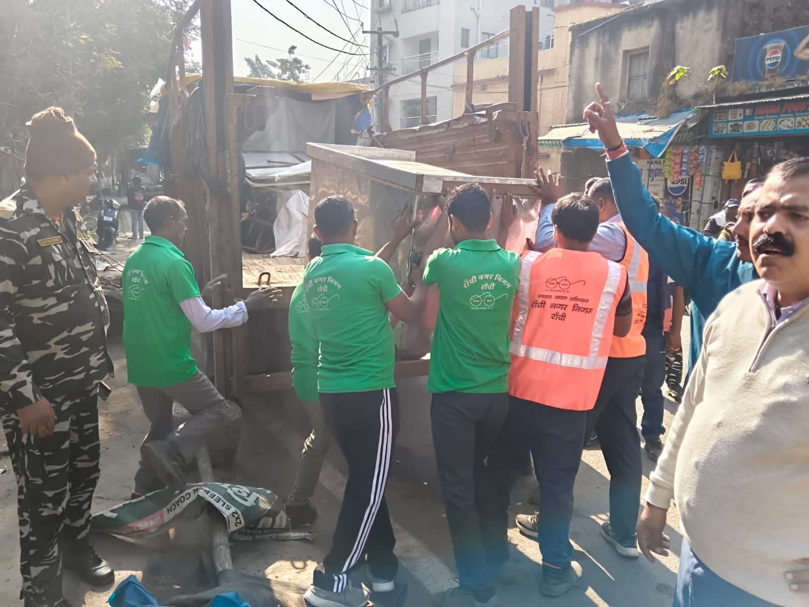 खादगढ़ा बस टर्मिनल में चला अतिक्रमण हटाओ अभियान, महिलाओं-बच्चों की सुरक्षा पर खास ध्यान