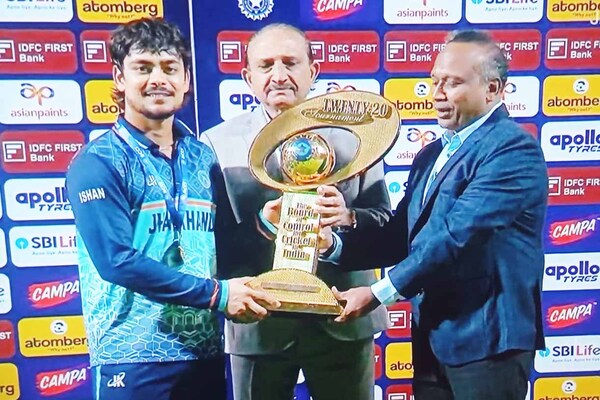 झारखंड ने रचा इतिहास, पहली बार सैयद मुश्ताक अली ट्रॉफी पर कब्जा