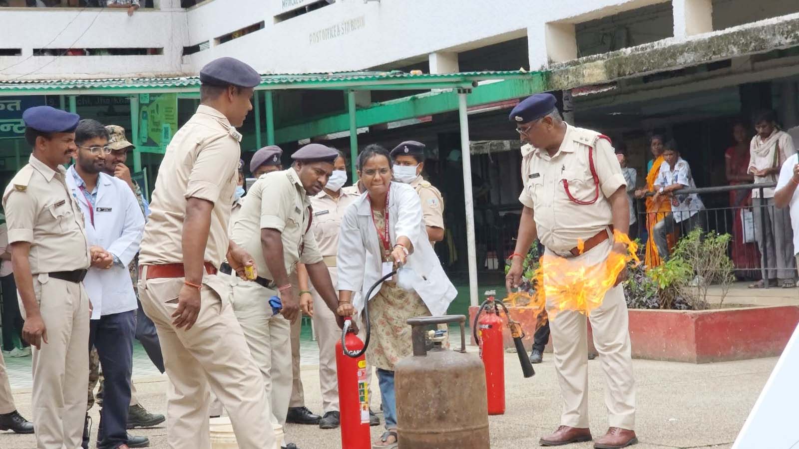 रिम्स परिसर में अग्निशमन मॉक ड्रिल व प्रशिक्षण संपन्न, 400 से अधिक लोग रहे शामिल