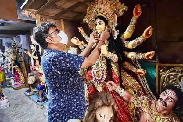 बारिश से बढ़ी मूर्तिकारों की परेशानी, मूर्तियों को सुखाने में हो रहा गोयठा का उपयोग
