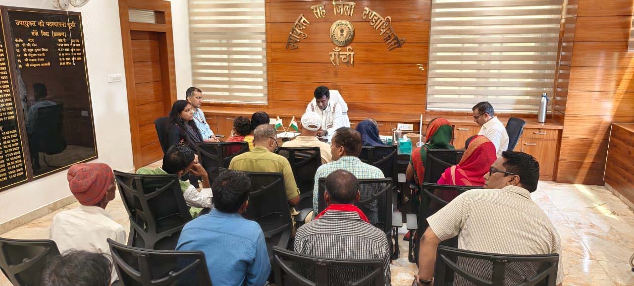 जनता दरबार : दिव्यांग बच्चे को ट्राईसाईकिल, नामकुम अंचल कर्मचारी पर कार्रवाई हुई