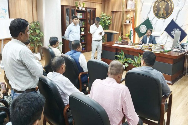 धनबाद : उपायुक्त ने की कल्याण विभाग की योजनाओं की समीक्षा