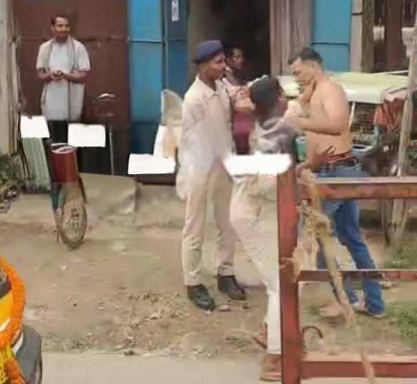रांची : हरमू रोड पर युवक ने पुलिसकर्मी को जड़ा थप्पड़, मचा बवाल