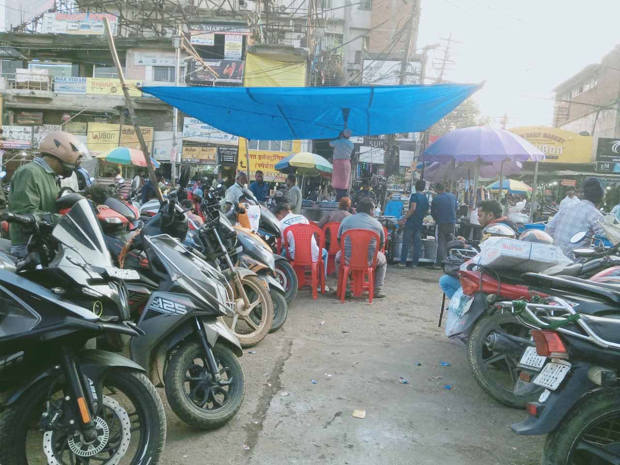 रांची: पार्किंग स्थल पर चल रही फास्ट फूड की दुकान, सड़क पर खड़े वाहनों से लग रहा जाम