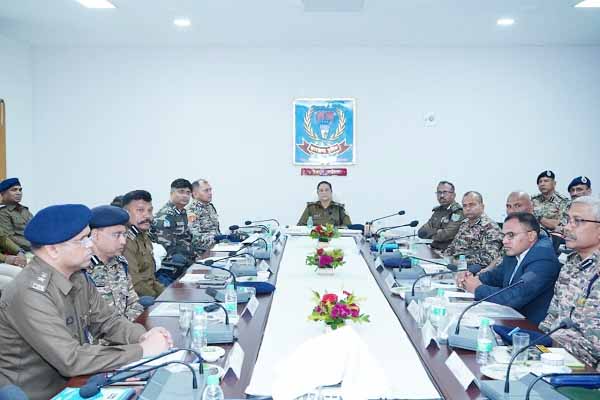 डीजीपी पहुंची चाईबासा, नक्सल अभियान की चुनौतियों पर की समीक्षा