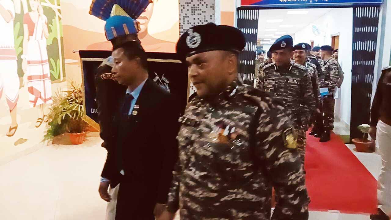 चाईबासा: नक्सलियों के खिलाफ निर्णायक जंग की तैयारी, CRPF DG ने की समीक्षा बैठक