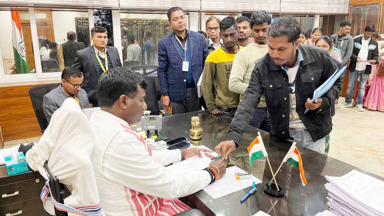 रांची: जनता दरबार में अफसरों पर गिरी गाज, इटकी व सोनाहातू अंचल अधिकारियों को शो-कॉज