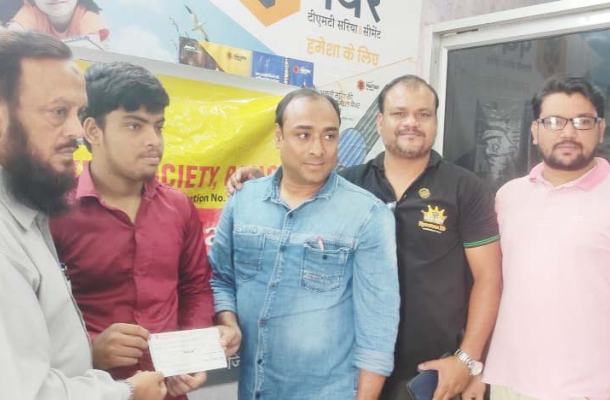 झोपड़ी से जेवरियन तक का सफर, स्कूल और कोचिंग दोनों में बना टॉपर, समाज ने बढ़ाया हौसला