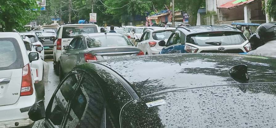 फुटपाथ पर चार पहिया वाहनों का कब्जा, जनता जाम से परेशान
