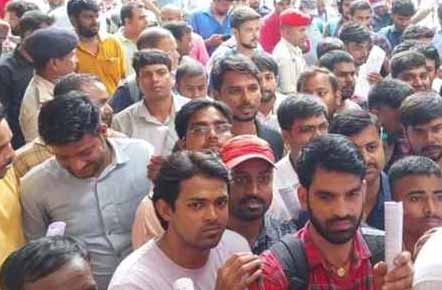 पटना : शिक्षक अभ्यर्थी अपनी मांगों को लेकर सड़क पर उतरे, पुलिस बल तैनात