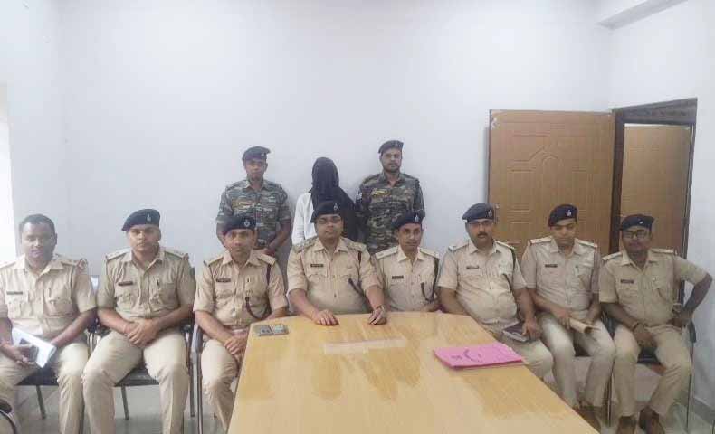 धनबाद पुलिस ने बंद मकान से चार जिंदा बम के साथ एक आरोपी को दबोचा
