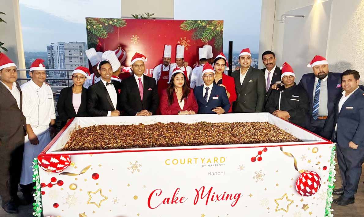 रांची : कोर्टयार्ड बाय मैरियट होटल में केक मिक्सिंग सेरेमनी का आयोजन