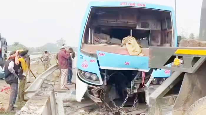 नालंदा: बारात से लौट रही बस पुल की रेलिंग से टकराई, एक की मौत