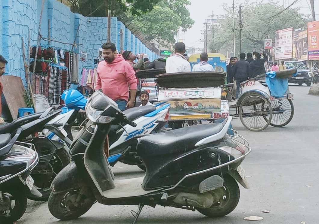 संत जेवियर कॉलेज के छात्रों ने सड़क पर बना दिया पार्किंग, हर दिन लगता है जाम