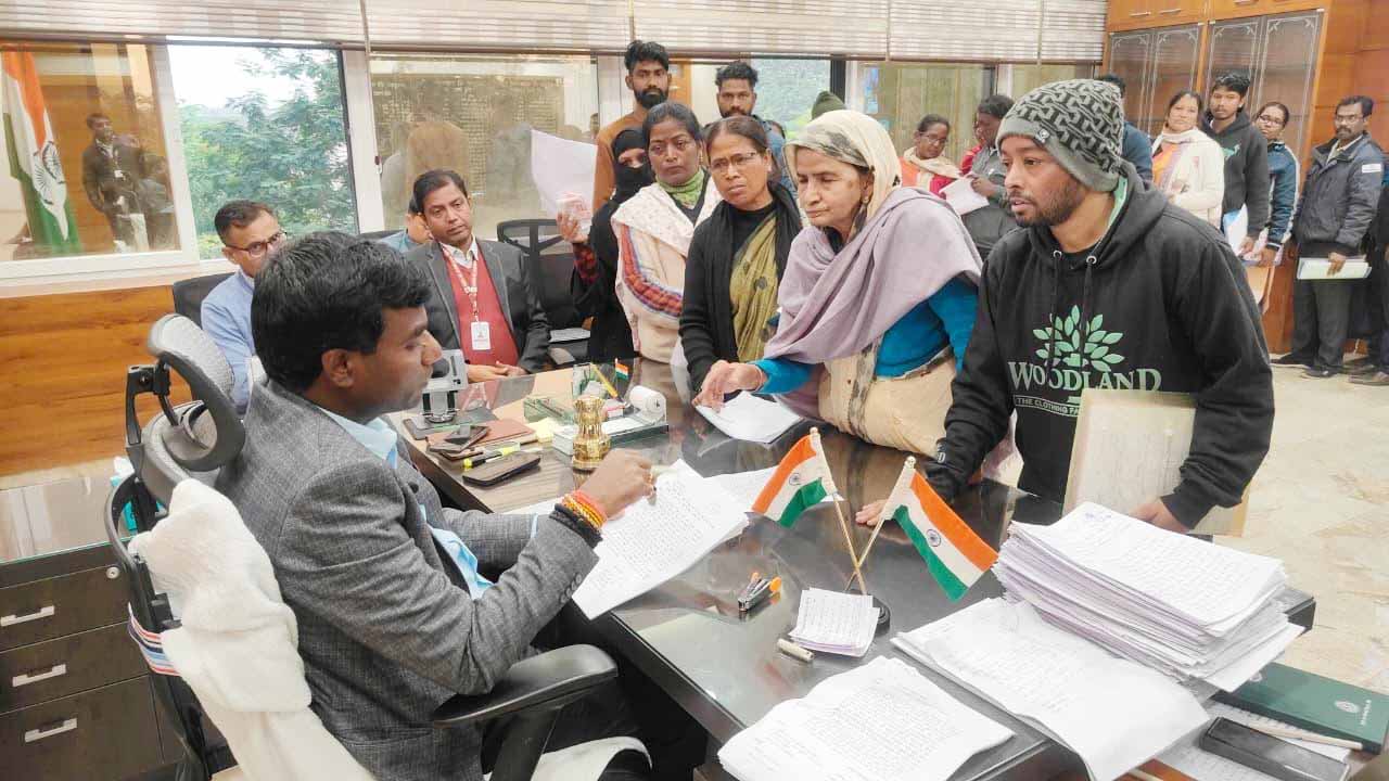 रांची: DC के जनता दरबार में उमड़ी भीड़, कई शिकायतों का मौके पर निपटारा