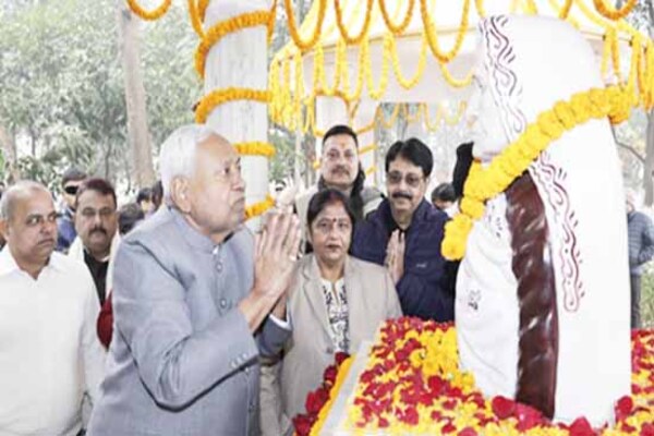 नालंदा: CM नीतीश कुमार ने मां की पुण्यतिथि पर दी श्रद्धांजलि