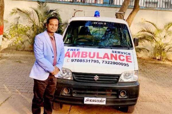 रांची में मानवता की नई मिसाल, शिक्षक ने शुरू की निःशुल्क एंबुलेंस सेवा