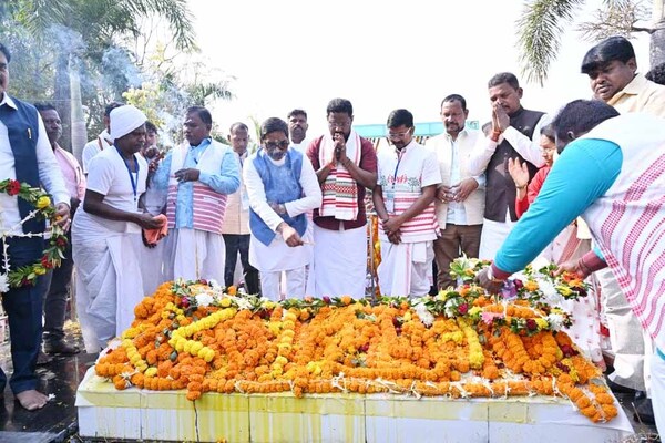खरसावां गोलीकांड के शहीदों के परिजनों को सम्मान देने का मसौदा तैयारः सीएम