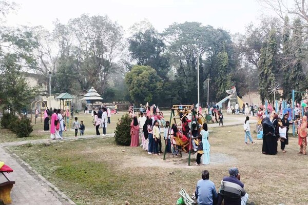 चक्रधरपुर : नववर्ष 2026 के आगमन की लोगों ने मनाई खुशियां, पिकनिक स्पॉटों पर उमड़ी भीड़