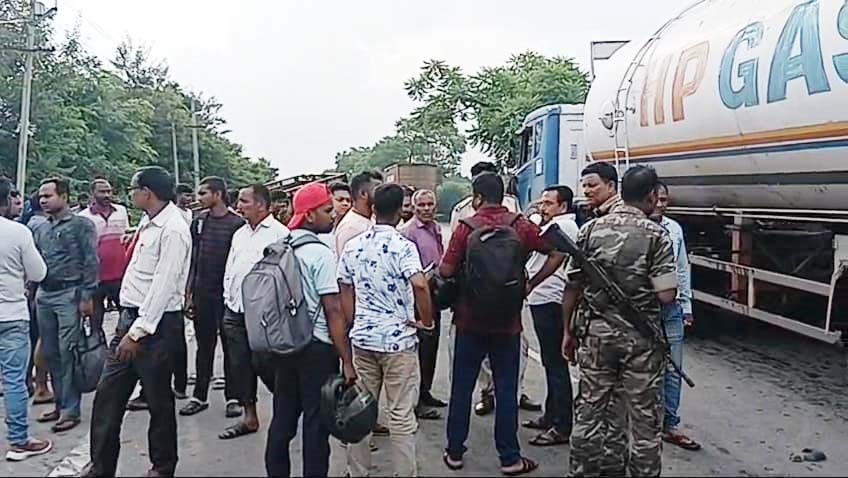 धनबाद : ट्रैक्टर पलटने से एक की मौत, तीन गंभीर