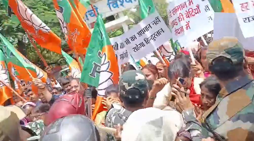 रांची: कांग्रेस कार्यालय प्रदर्शन करने जा रही बीजेपी महिला मोर्चा को पुलिस ने रोका, नोक-झोंक हुई