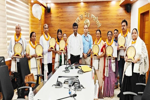 रांची में लगा पेंशन दरबार, 9 शिक्षक हुए सम्मानित