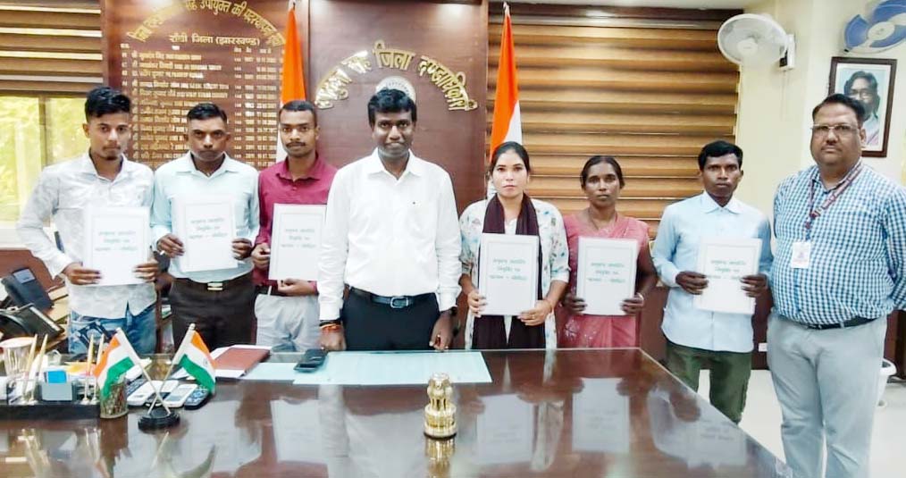 रांची : डीसी ने 6 आश्रितों को चौकीदार पद के लिए नियुक्ति पत्र दिया