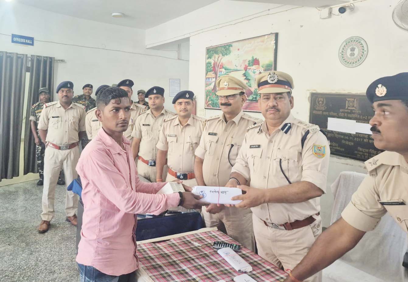 रांची पुलिस ने ढूंढ निकाले गुम हुए 45 मोबाइल, SSP ने ऑनर को सौंपा