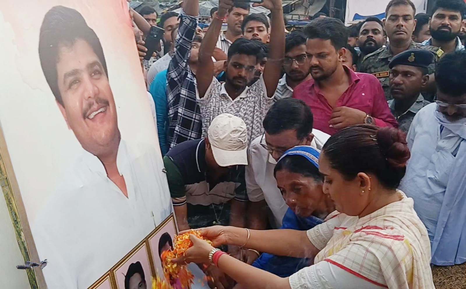 नीरज सिंह हत्याकांड : कोर्ट के फैसले के बाद इंसाफ के लिए हजारों समर्थकों ने निकाला कैंडल मार्च